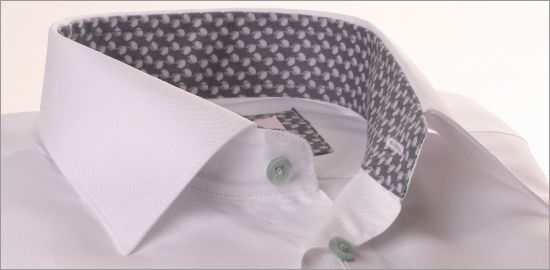 Camisa blanca con cuello y puños con estampado gris.