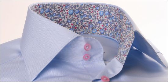 Chemise bleu ciel à col et poignets à motifs fleuris bleus