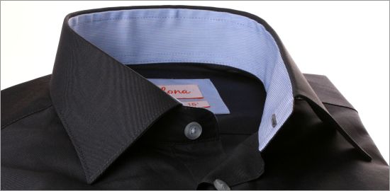 Camisa gris con cuello azul