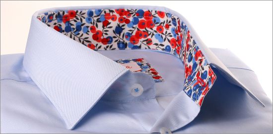 Camisa celeste con cuello y puños florales rojos y azules