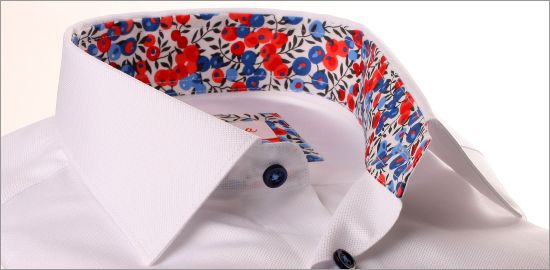 Camisa blanca con cuello y puños florales rojos y azules.