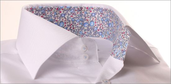 Camisa blanca con cuello y puños florales azules.