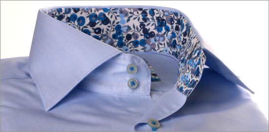 Camisa celeste con cuello y puños de botones azules