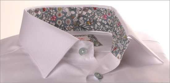 Camisa blanca con cuello y puños florales grises