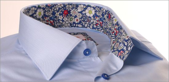 Chemise bleu ciel à col et poignets à motifs fleuris bleus