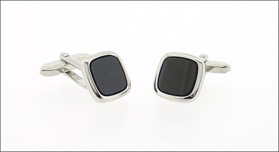 Bouton de manchette carré argenté avec un centre aspect onyx