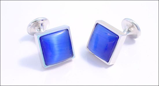 Bouton de manchette carré avec une pierre bleue