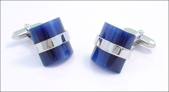Bouton de manchette pierre bleue foncée incurvée et sa bague argentée
