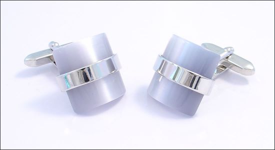 Bouton de manchette pierre gris clair incurvée et sa bague argentée