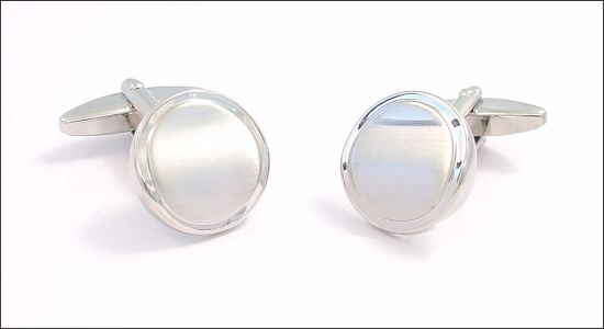 Bouton de manchette rond brossé et argenté avec un contour poli
