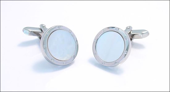 Bouton de manchette rond argenté à vis avec un centre de nacre blanche