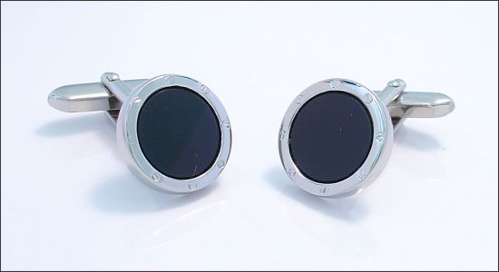 Bouton de manchette rond argenté à vis avec un centre aspect onyx