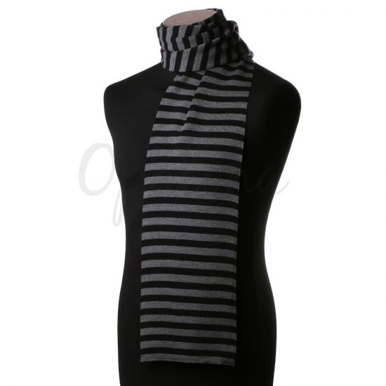 Gris y bufanda a rayas negro