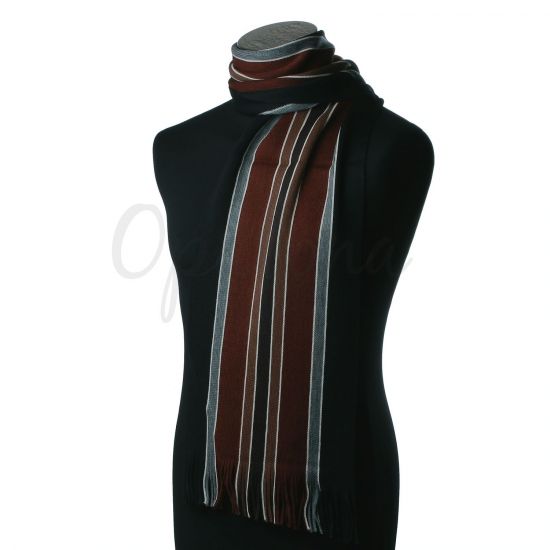 Gris, negro y una bufanda de rayas marrones