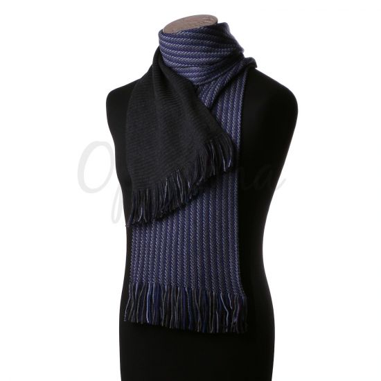 Gris y una bufanda azul reversible