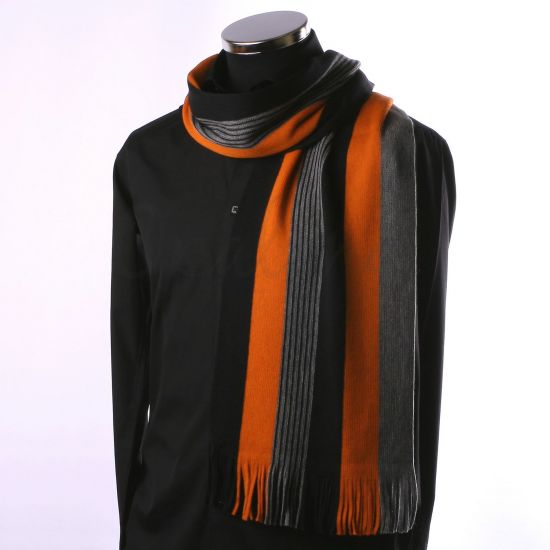 Naranja, negro y una bufanda gris a rayas