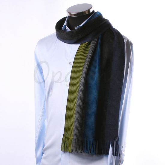 Azul, verde y bufanda a rayas gris