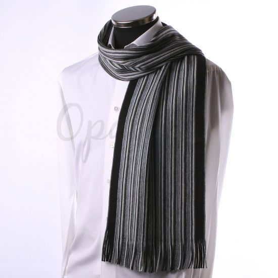 Gris y bufanda a rayas negro