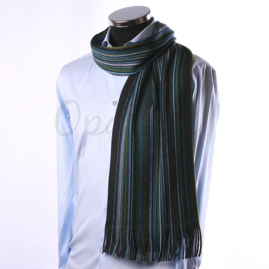 Verde, gris y bufanda a rayas azul