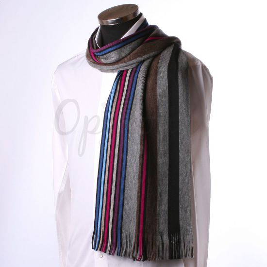 Bufanda gris con rayas marrón, negro, azul y fucsia