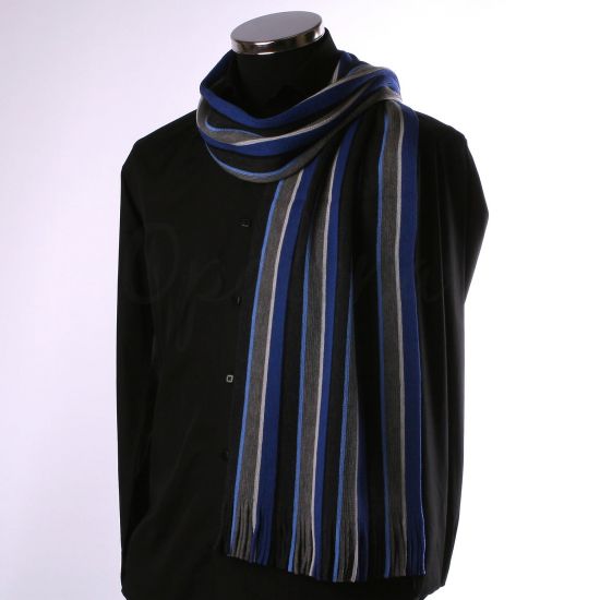 Azul, negro y bufanda a rayas gris