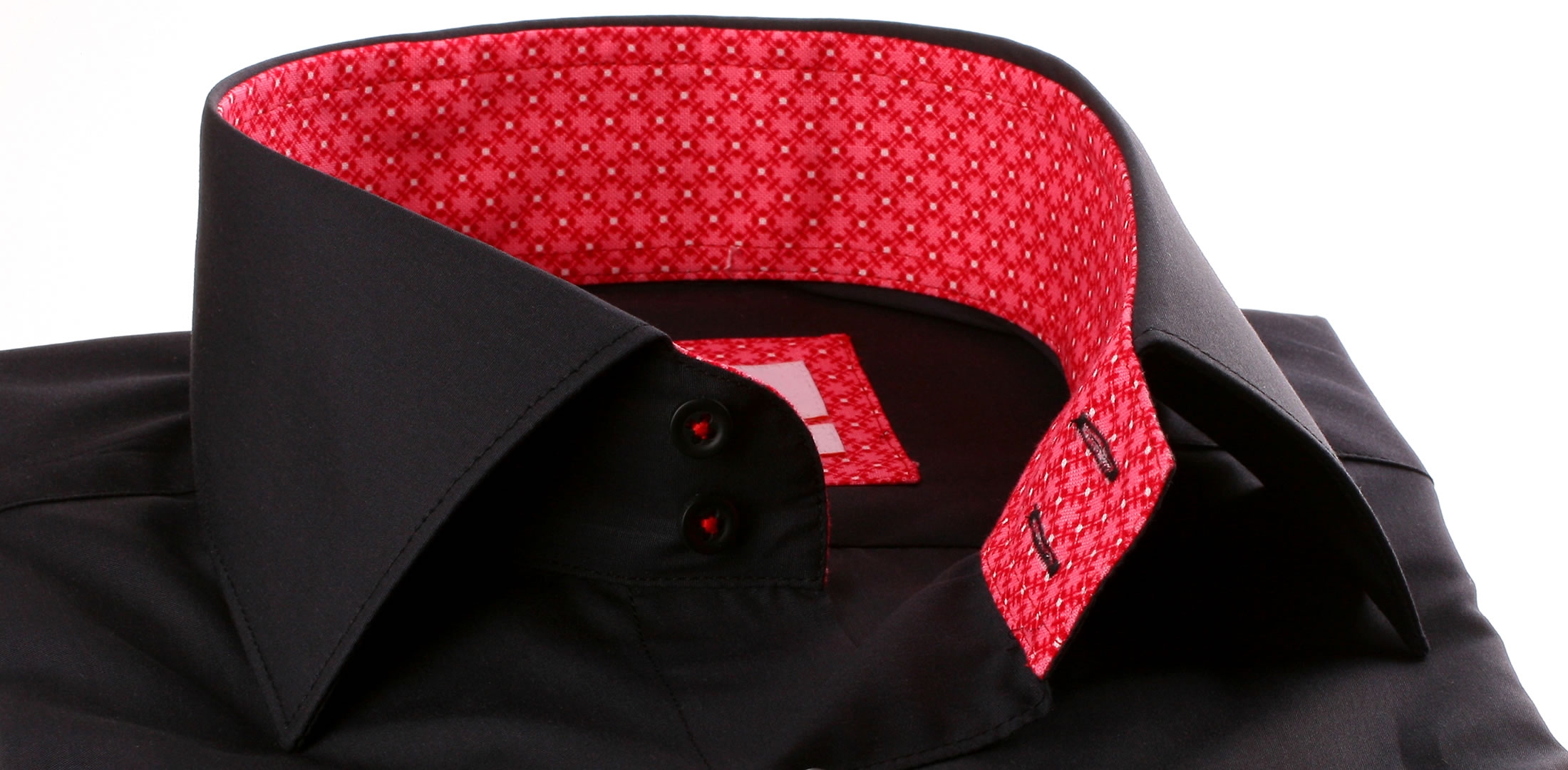 annuleren Mineraalwater touw Zwart overhemd met een rood patroon stof in de kraag en de manchetten